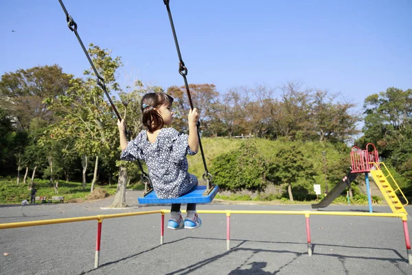 Japonesa chica en el swing (apariencia por detrás) (5 años de edad ) — Foto de Stock